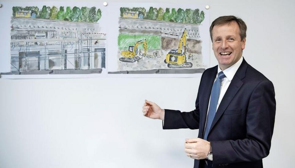Cilag-Chef Kyran Johnson freut sich, das 20 Millionen Franken teure Laborgebäude ist fertig – und ein Mitarbeiter hat die Baufortschritte auf Zeichnungen festgehalten. Bilder: Jeannette Vogel