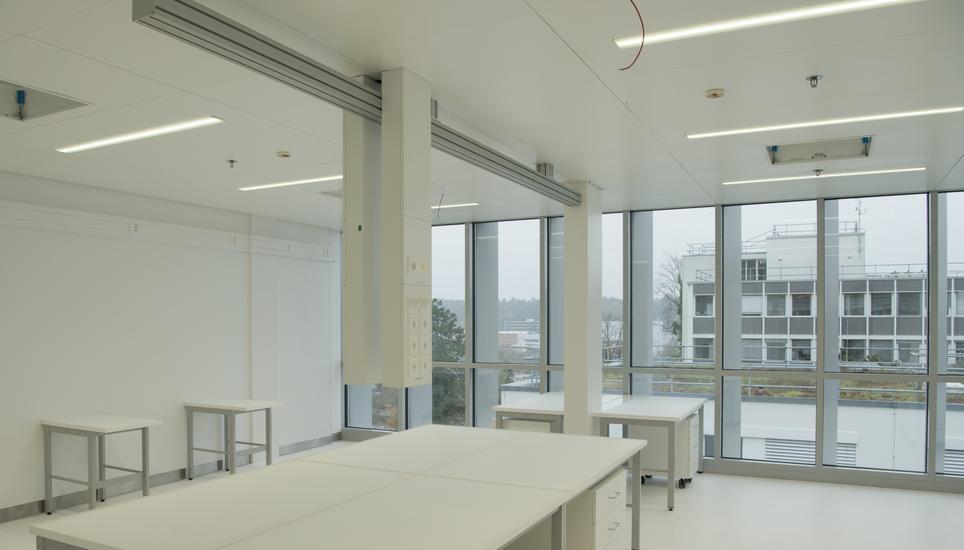 In den Labors werden mikrobiologische Tests durchgeführt.