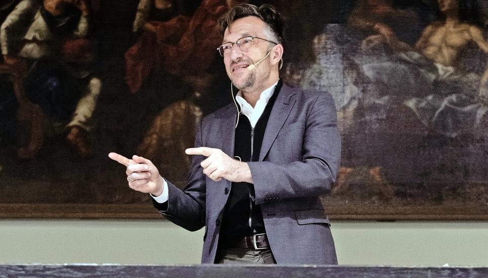 «Wie der Luftballon im Kakteen-Haus»: Lukas Bärfuss in der Rathauslaube. Bild: M. Duchene