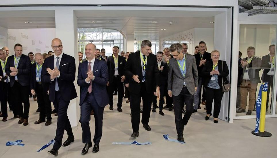 GF-Konzernchef Andreas Müller (links) und Joost Geginat, Präsident GF Piping Systems, eröffneten gestern den modernisierten Hauptsitz der grössten GF-Division im Beisein von rund 100 Gästen. Bilder: Jeannette Vogel/zvg