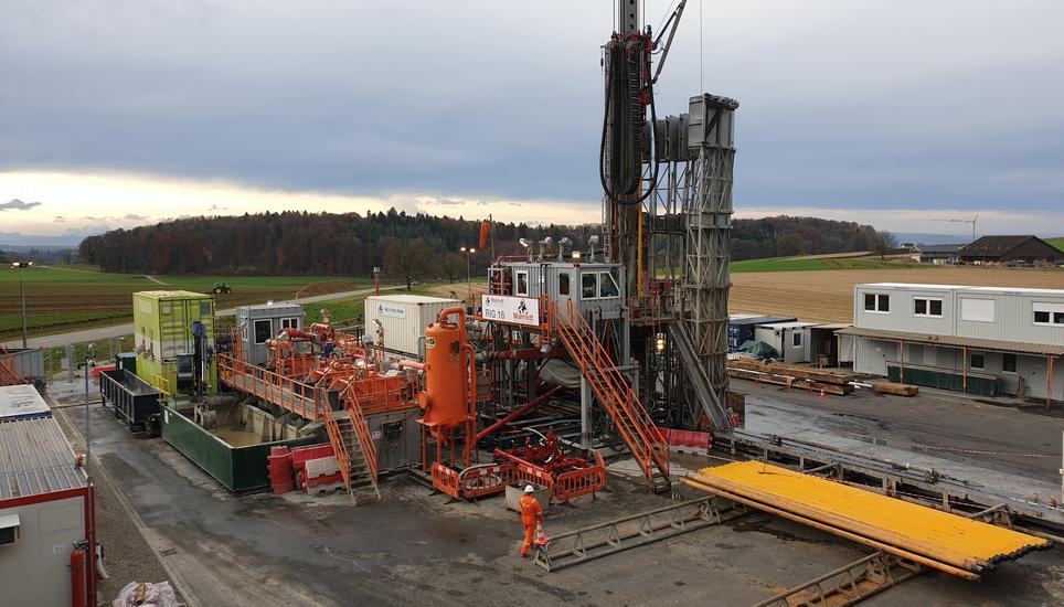 Die Bohranlage der Nagra in Trüllikon wird nach Abschluss der Bohrarbeiten an den Bözberg gebracht.