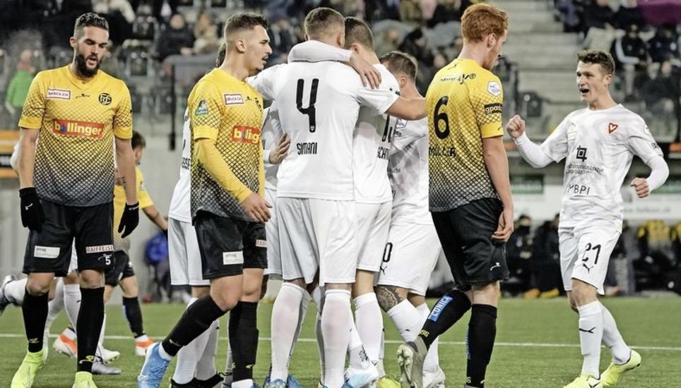 Jubel bei den Vaduzer Spielern (in Weiss). Niedergeschlagenheit bei den FCS-Spielern Mevlja (5) und Kollegen. Bild: Roger Albrecht