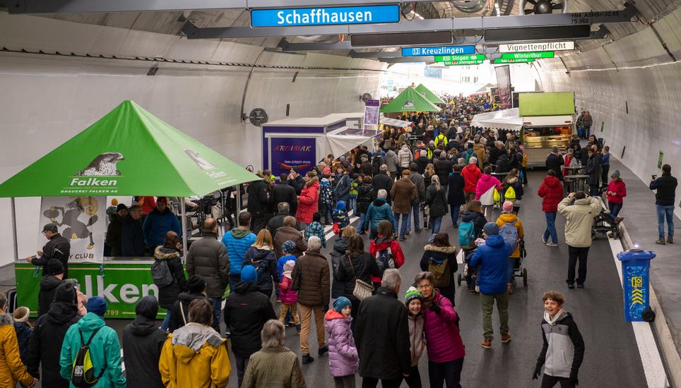 Ende gut, alles gut: Am Ende der Wanderung durch den Galgenbucktunnel lockte die Festwirtschaft. Bild: Michael Kessler