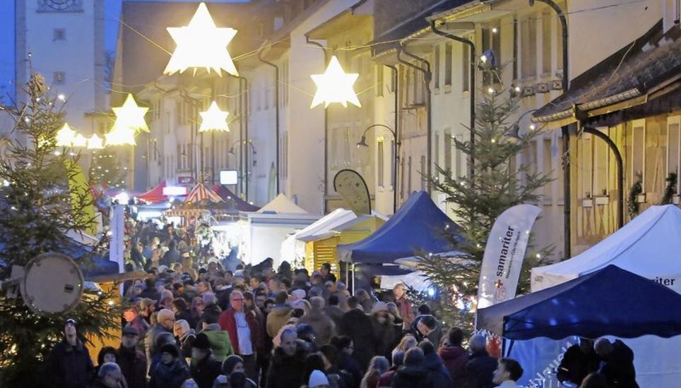 Die Stimmung war weihnachtlich am Adventsmärkt im Städtli Neunkirch. Bild: Rolf Hauser
