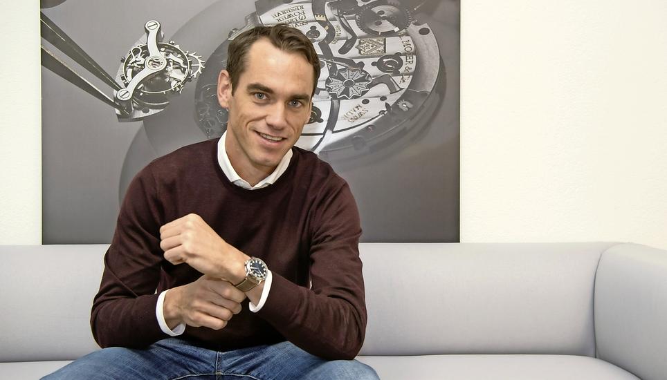 Edouard Meylan, Chef der Neuhauser H. Moser & Cie. probiert das neueste Modell der «Heritage»-Linie an. Bild: Jeannette Vogel