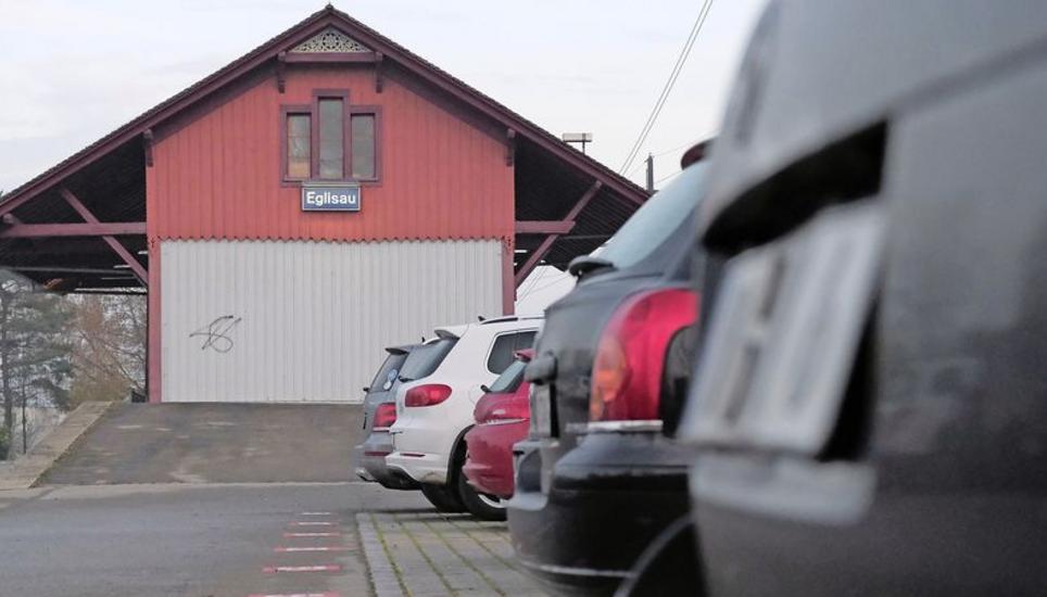In Eglisau muss bald konsequent fürs Parkieren bezahlt werden. Bild: Alexander Joho