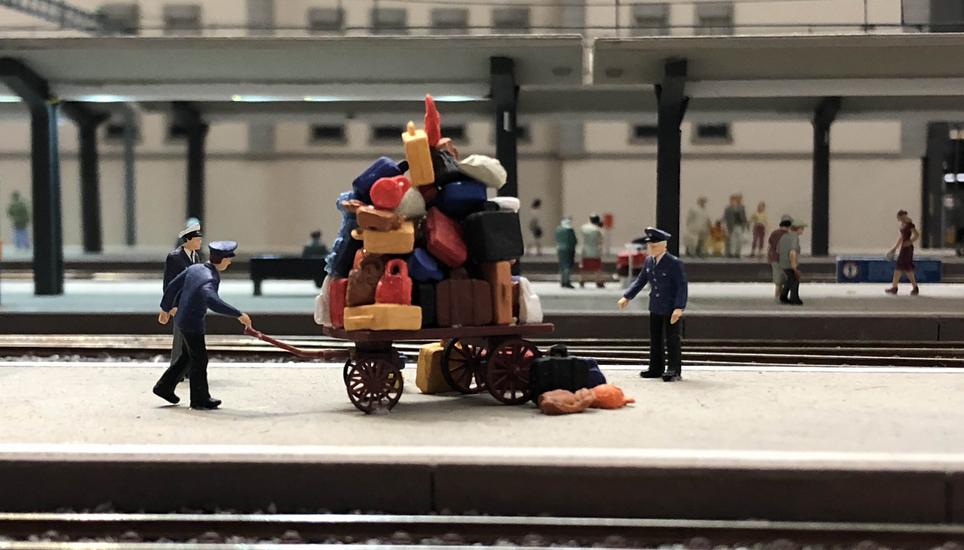 Ärger am Bahnhof - zu viel Gepäck auf dem Handwagen! Bild: Smilestones