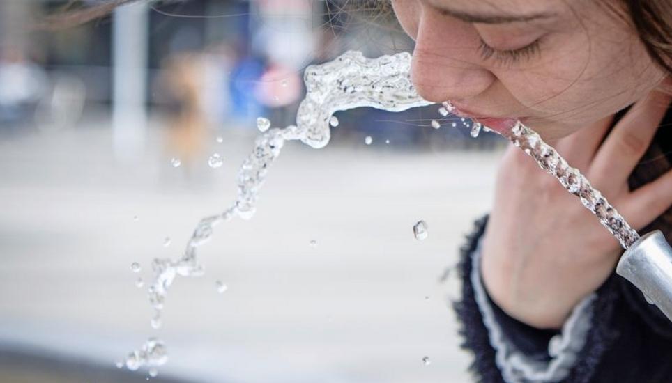 Kann man das Trinkwasser in Schaffhausen überall bedenkenlos konsumieren? Ja, lautet die Antwort des Kantonschemikers. Bild: Key