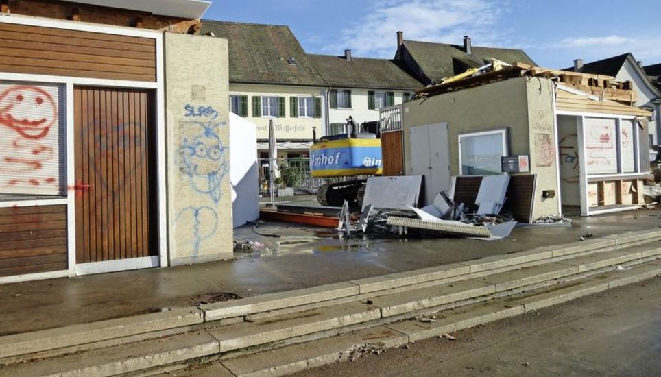 Vom ehemaligen Schiffländegebäude blieb lediglich ein Trümmerhaufen übrig, der nun noch abgetragen wird. Mit dem Abbruch wird der Weg frei für die neuen Werkleitungen und für eine Neugestaltung des Platzes direkt am Rhein. Dafür hat der Stadtrat bereits eine Arbeitsgruppe eingesetzt. Bild: uj