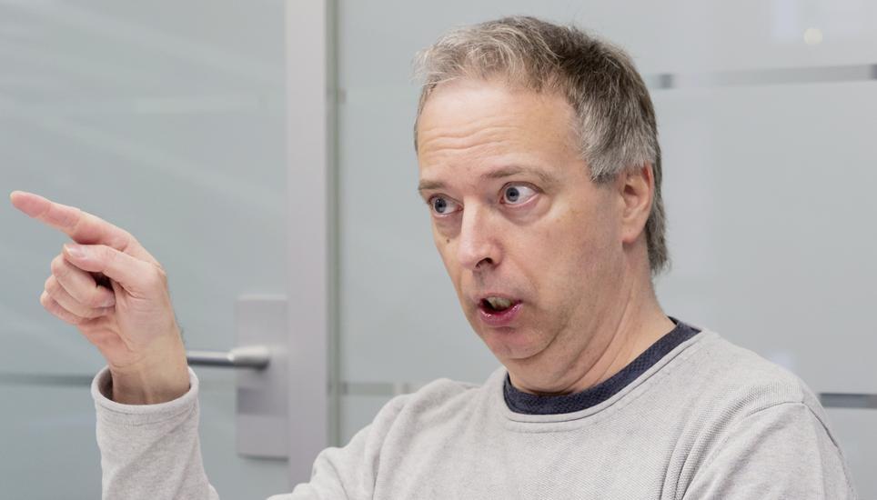 Stephan Kuhn während des Interviews. Es wurde mithilfe einer Dolmetscherin durchgeführt. Bild: Roberta Fele