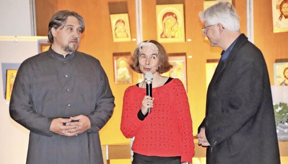 Regula Spalinger im Gespräch mit Pfarrer Hans Peter Werren (rechts) und Vater Evgenij Ketov (links). Bild: Roland Müller