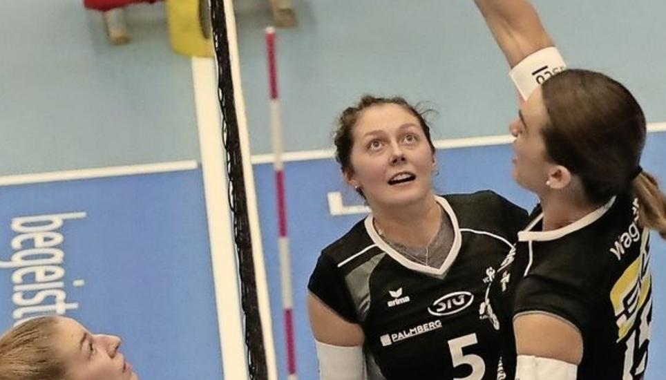 Volle Konzentration bei den kurz gespielten Pässen von Irina Kemmsies (5) über die Mitteposition (Jessica Wagner) wird auch heute in Holte gefragt sein. Bild: Werner Schläpfer