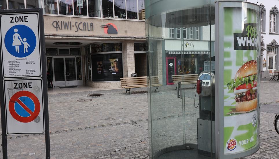 Die letzte Schaffhauser Telefonkabine steht vor dem Kino Kiwi Scala in der Unterstadt. Bild: Fabian Babic