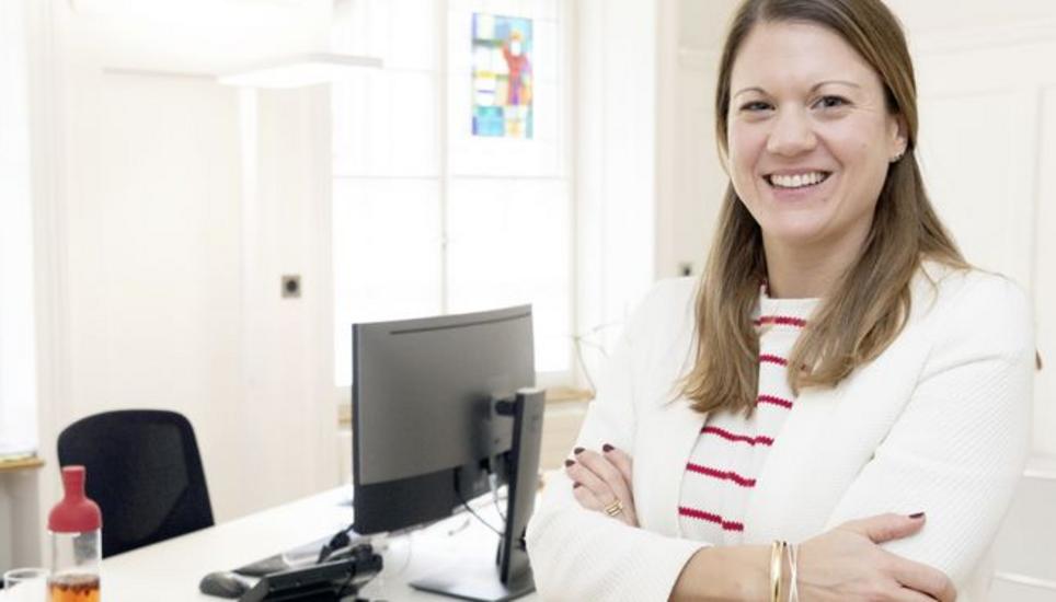 Ausserhalb des Stadthauses ist ihre Anstellung kommentarlos über die Bühne gegangen: Die neue Stadtschreiberin Yvonne Waldvogel in ihrem Büro. Bild: Melanie Duchene