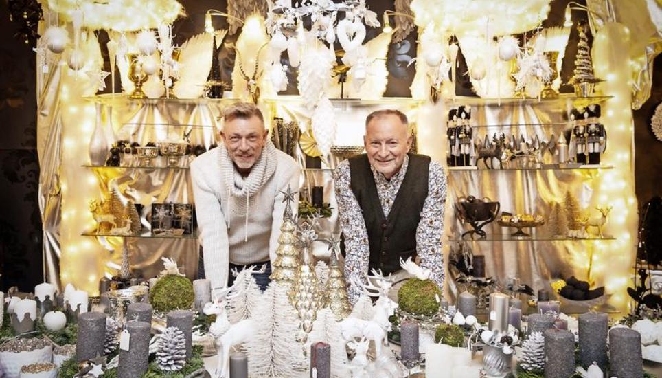 Die Besucher kommen auch, um Glühwein zu trinken: Wolfgang (links) und Hermann Schlatter in ihrer Weihnachtsausstellung in Hemmental.
