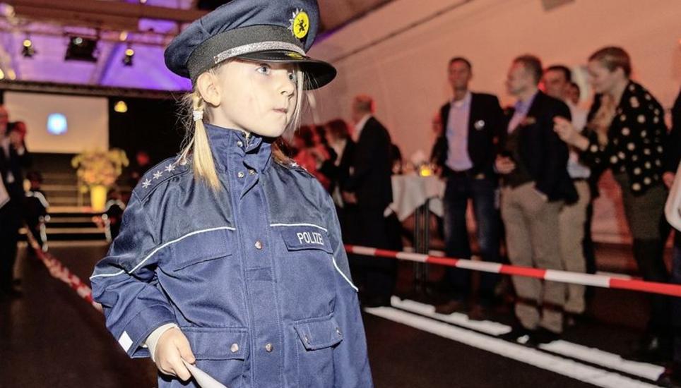 Neuhauser Kindergärtler weihten den neuen Tunnel symbolisch ein.