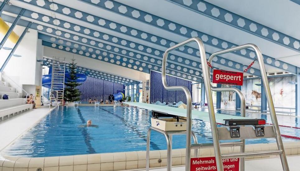 Bei einem Hallenbad-Neubau gibt es ein eigenes Sprungbecken. Damit wird das Längenbad entlastet. Bild: Melanie Duchene