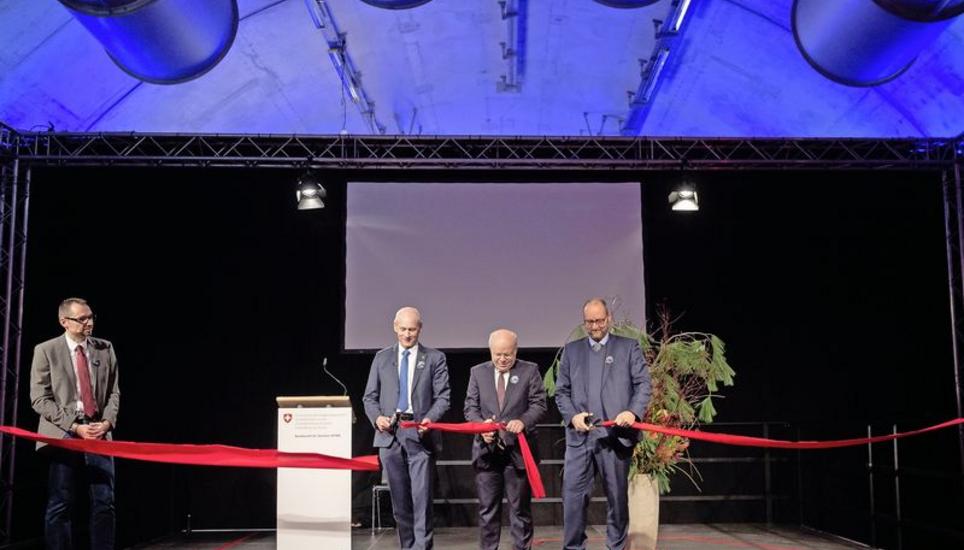 Stefan Hauser (l.) vom Bundesamt für Strassen (Astra) überreichte den Rednern an der Eröffnungsfeier des Galgenbucktunnels die Scheren. Bilder: Melanie Duchene