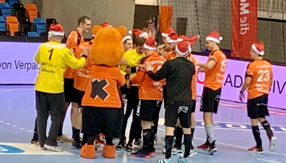 Die Zuschauer erhielten nach dem Spiel selbst gemachte Chlaussäckli. Bild: hcs