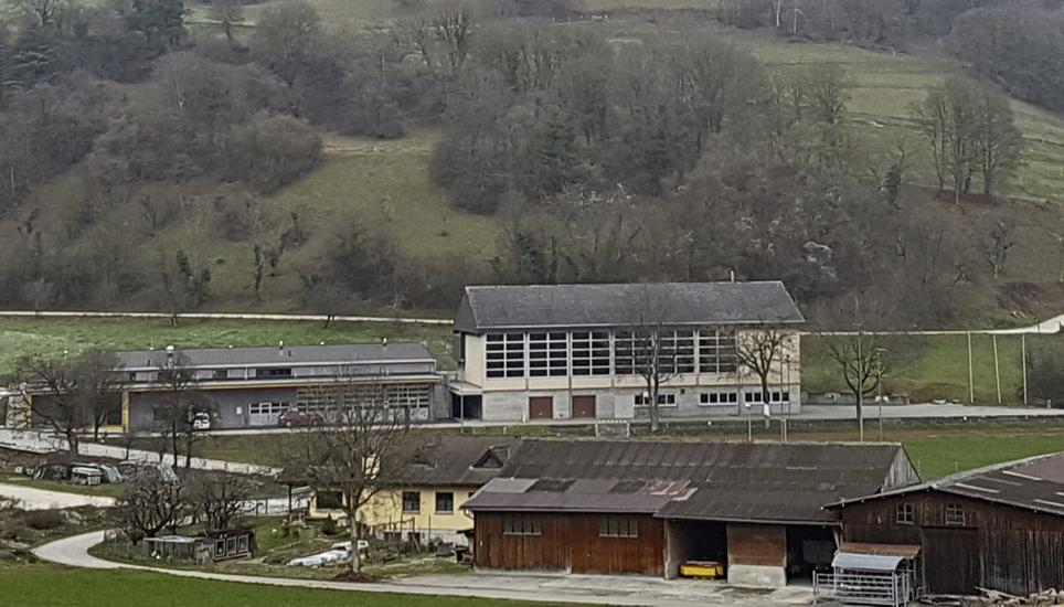 Das neue Gebäude schmiegt sich geradezu unauffällig an die Mehrzweckhalle Merishausen an. Bild: Theo Kübler