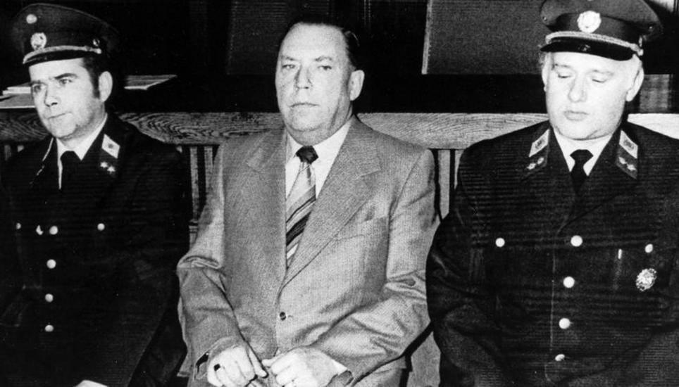 Kurt Schilling zwischen zwei Polizisten auf der Anklagebank im Gericht in St. Pölten in Österreich, aufgenommen am 19. Dezember 1979. Bild: Key