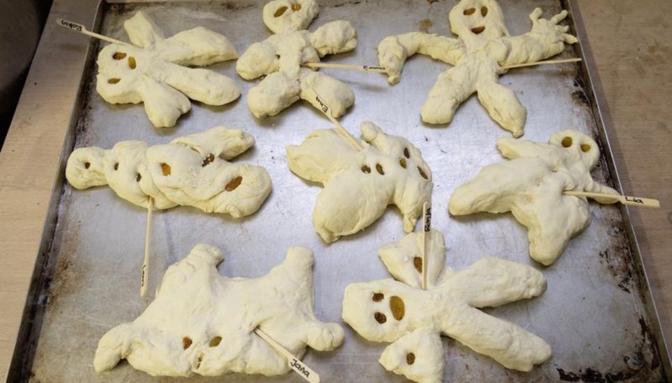 Zeugen von enormer Kreativität: die geformten Grittibänze vor dem Backen.