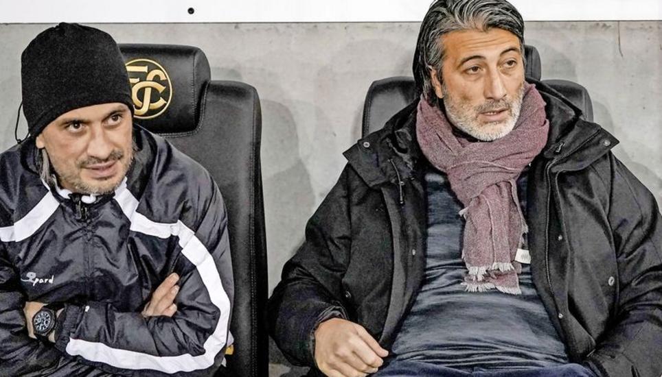 Vertauschte Rollen: Hakan Yakin (li) ersetzt gegen den FC Aarau seinen gesperrten Bruder Murat (re). Bild: Roger Albrecht