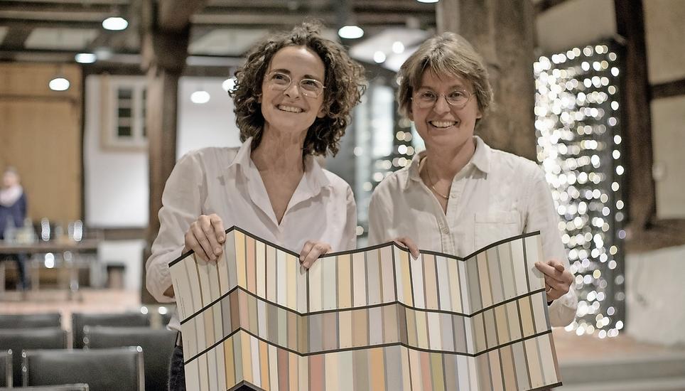 Marcella Wenger (links) und Stefanie Wettstein mit einer Farbkarte. Bild: Jean-Marc Rossi