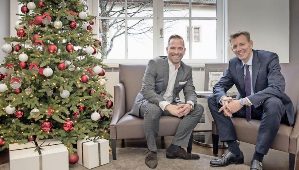 Personalchef René Behr (links) und Betriebschef Andreas Voll im Eingangsbereich der Uhren-Manufaktur. Bild: Jeannette Vogel
