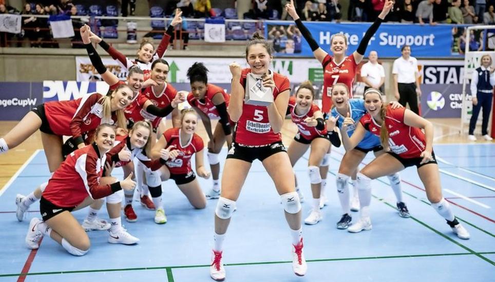 Nach dem überzeugenden 3:0 im dänischen Holte liessen sich die als Best Player ausgezeichnete Irina Kemmsies (5) und ihre Teamkolleginnen feiern. BILD FLEMMING NIELSEN_ZVG