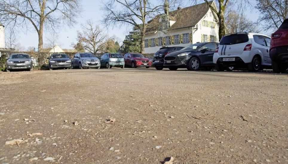 Der Stadtrat sieht im bekiesten Parkplatz beim Schützenhaus auch Vorteile. Bild: Flavia Grossenbacher