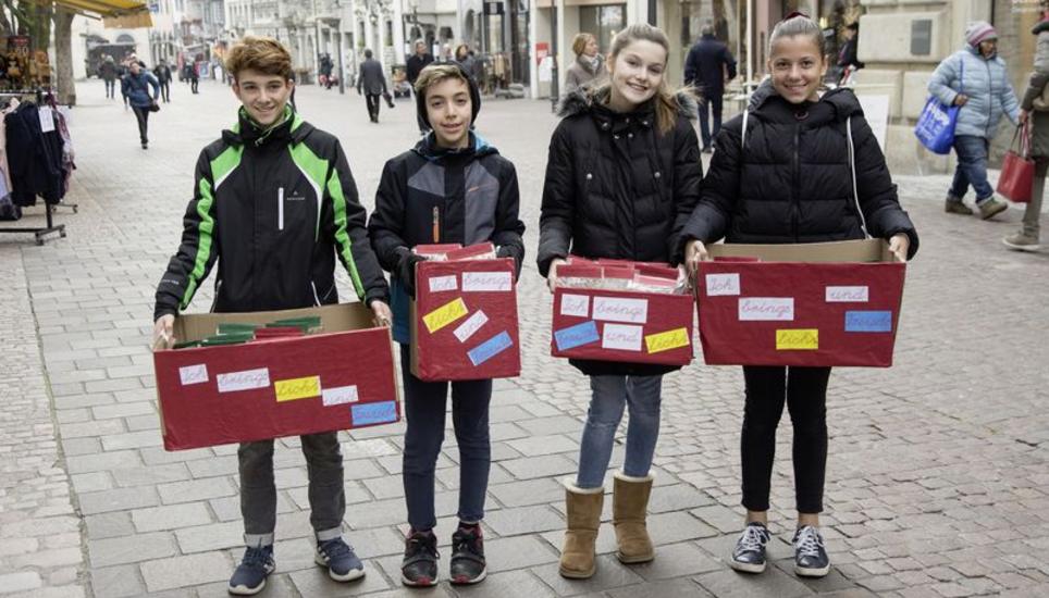 Die Sekundarschüler Fabian Bührer, Orr Jackson, Chiara Kuenz und Ana Turkalij mit je 20 Weihnachtssäckli. Bild: Flavia Grossenbacher