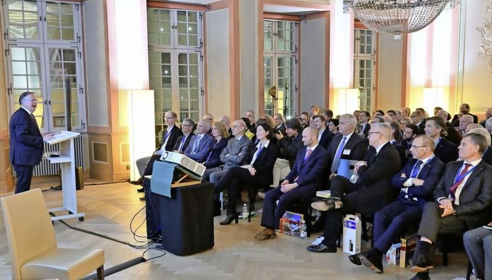 Eine ganze Reihe von Entwicklungen treibe die «Verrechtlichung des Lebens» voran – Urs Scherrer während seiner Vorlesung im Kreise von Gästen der Hochschule Schaffhausen im Zunftsaal zu Rüden. Bild: Michael Kessler