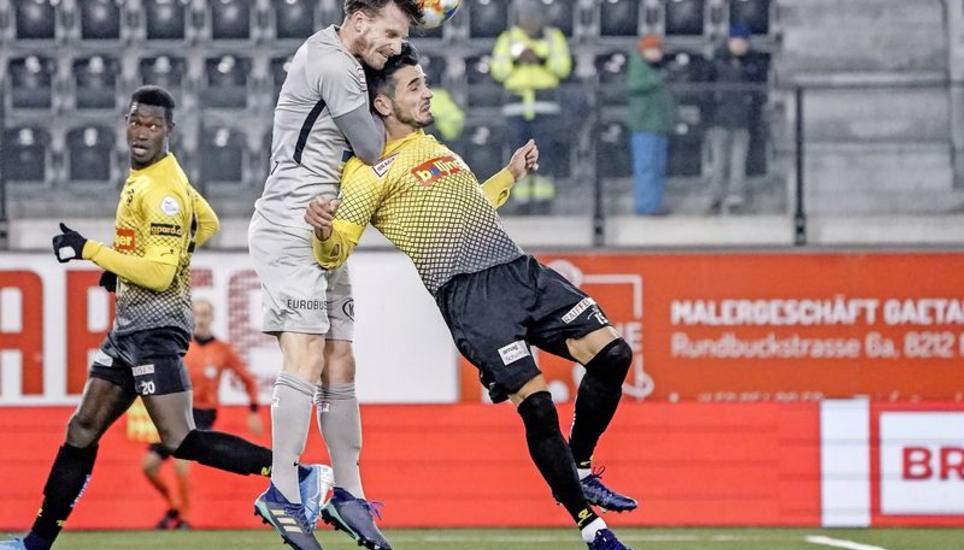 Viel Kampf im Lipo-Park zwischen dem FC Aarau und dem FC Schaffhausen (rechts Bujar Lika). Bild: Roger Albrecht