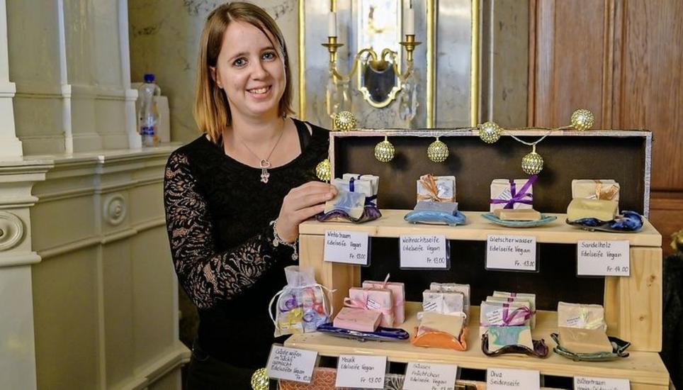 Die Tochter von Francesca Procacci verkauft stellvertretend die veganen Seifen, die ihre Mutter herstellt. Bild: Selwyn Hoffmann