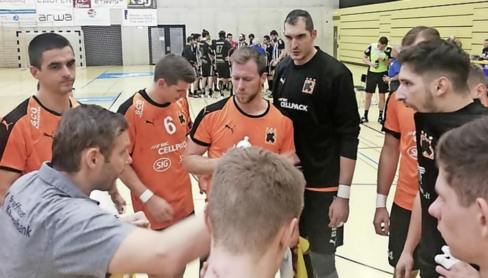 Kadettentrainer Petr Hrachovec (l.) bei einem Time-out in der Basler Rankhofhalle. Bild: zvg