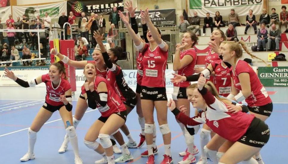 Riesenjubel beim Kanti-Team und den -Fans nach dem 3:1-Heimsieg über den Leader und Meister Neuenburg UC. Bild: W. Schläpfer