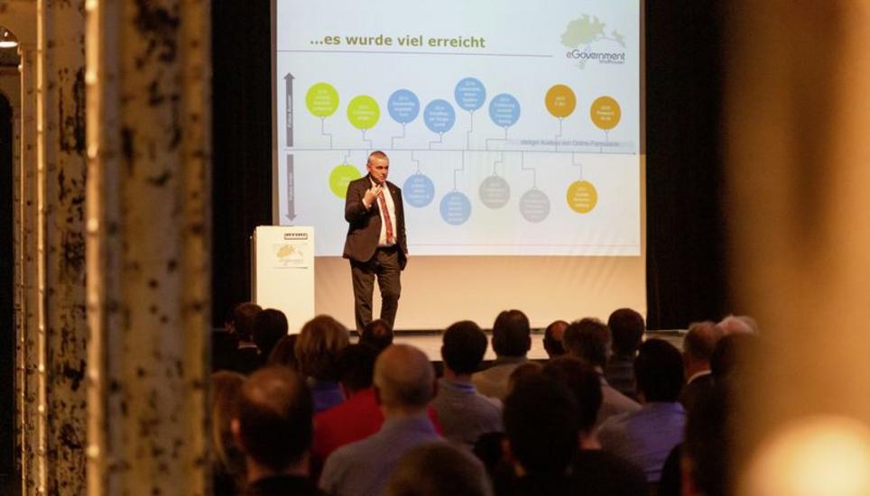 Regierungsrat Walter Vogelsanger auf der Kammgarn-Bühne: Am E-Government-Day zeigte er auf, wie digitalisiert die Schaffhauser Verwaltung ist. Bild: Roberta Fele