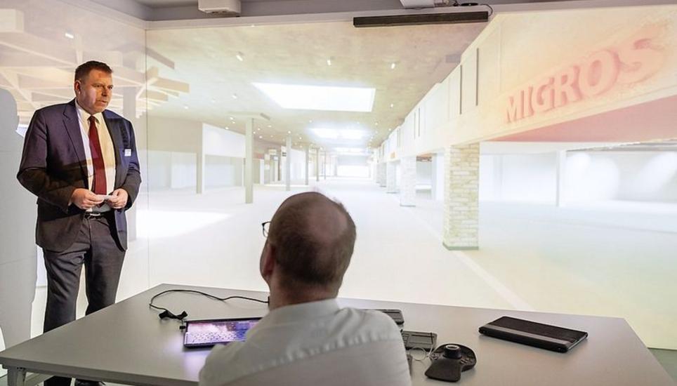 Der Geschäftsführer des Herblinger Markts, Urs Lehrbaumer (l.), erklärt die geplanten Änderungen mithilfe der 3-D-Visualisierung. Bilder: Melanie Duchene