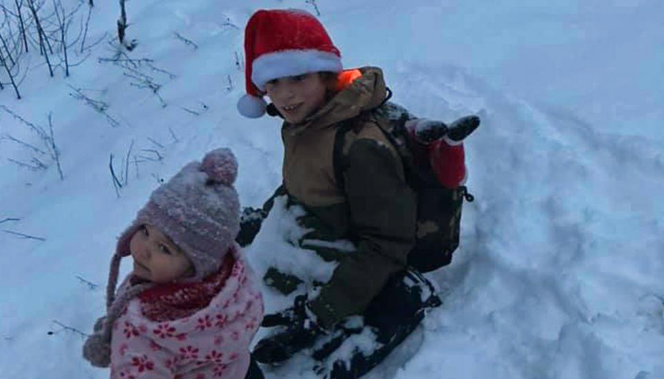 Bekommen dieses Jahr kein Weihnachtsgeschenk aus der Heimat: Leeza und Gion Volk. Bild: zvg