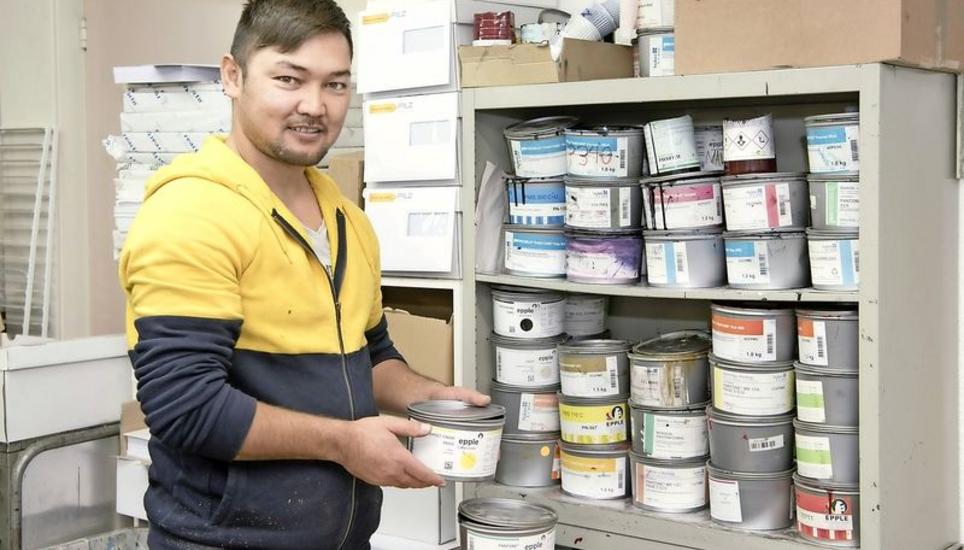 Ruhollah Mirzaii arbeitet seit März bei der Druckerei Stamm in Schleitheim. Bild: Jeannette Vogel