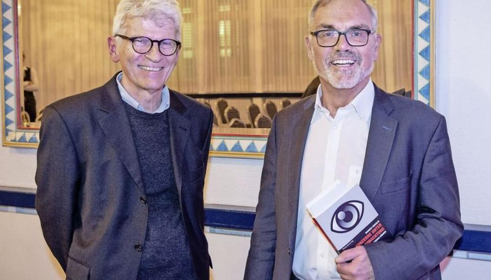 Der Autor Markus Mugglin (links) wurde im «Kronenhof» von Peter Hartmeier in die Zange genommen. BILD MELANIE DUCHENE