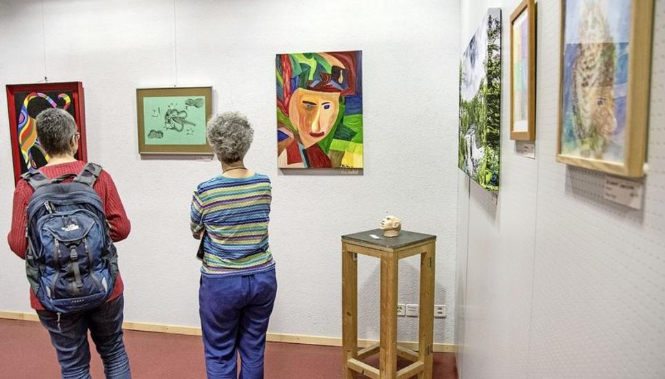 Rund 20 Kunstwerke wurden im Psychiatriezentrum ausgestellt. Sie stammen von Menschen, die an psychischen Krankheiten leiden. Bild: Flavia Grossenbacher