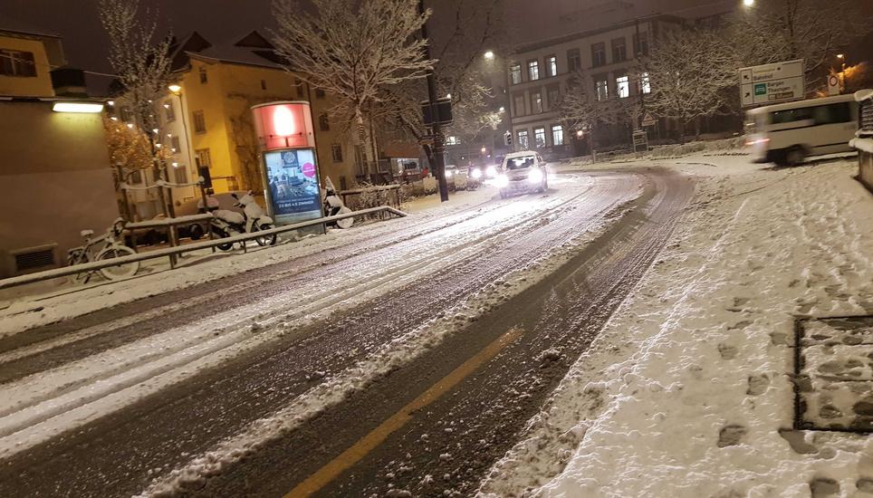 Der Schnee bleibt zum ersten Mal in diesem Winter liegen, auch auf den Strassen. Bild: Philipp Honegger