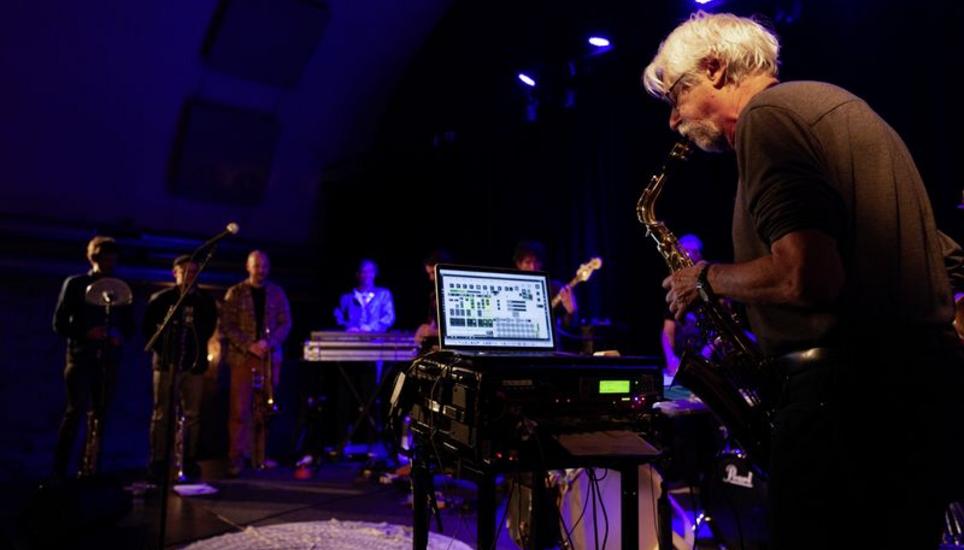 Bruno Spörri erweiterte als Special Guest den Klangraum des elfköpfigen Fischermanns Orchestra um eine geräuschhaft-abstrakte Komponente. Bild: Melanie Duchene.