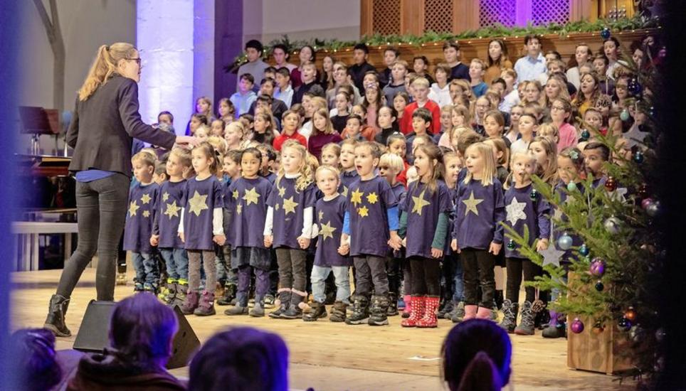 Der Chor der Primarschule Beringen und zweier Kindergärten des Dorfes sang unter der Leitung von Sabine Schäppi «Das isch de Stern vo Bethlehem». Bilder: Roberta Fele
