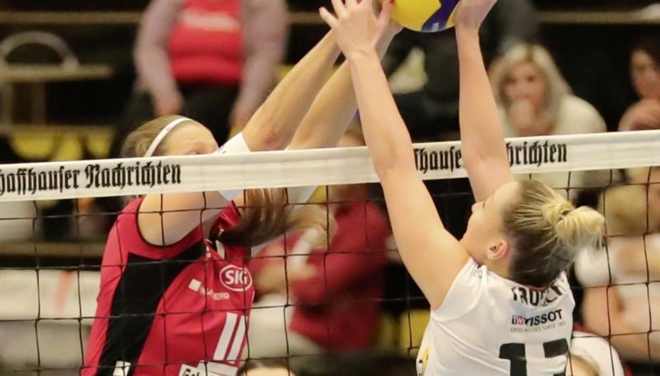 Der Block, hier mit Captain Katerina Holaskova, ist im Spiel des VC Kanti diese Saison mit das stärkste Element. Bild: Werner Schläpfer