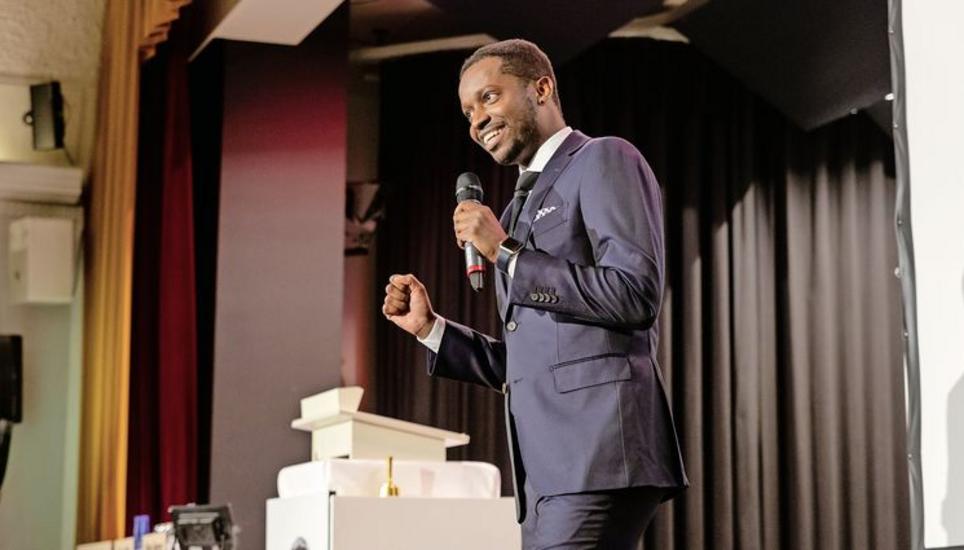 Comedian Charles Nguela war der Überraschungsgast an der Falken-Generalversammlung. Bild: Roberta Fele