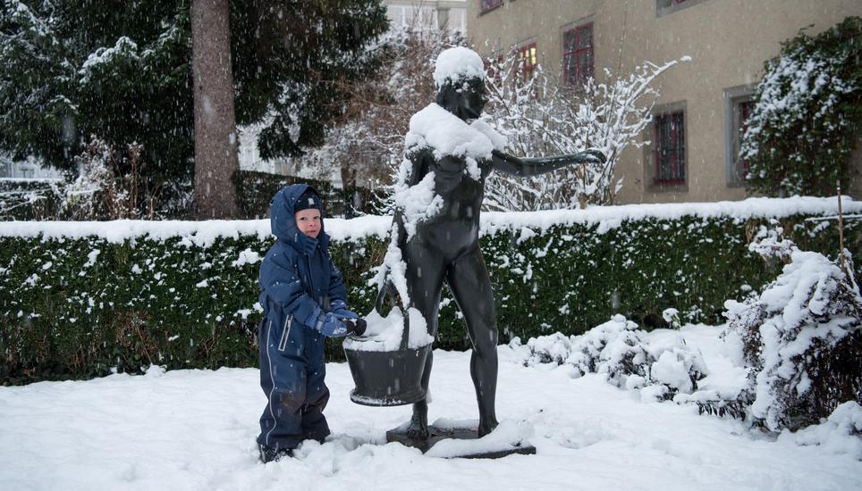 Endlich im Schnee spielen statt auf der Wiese - den kleinen Leon freut's. Bild: Jeannette Vogel