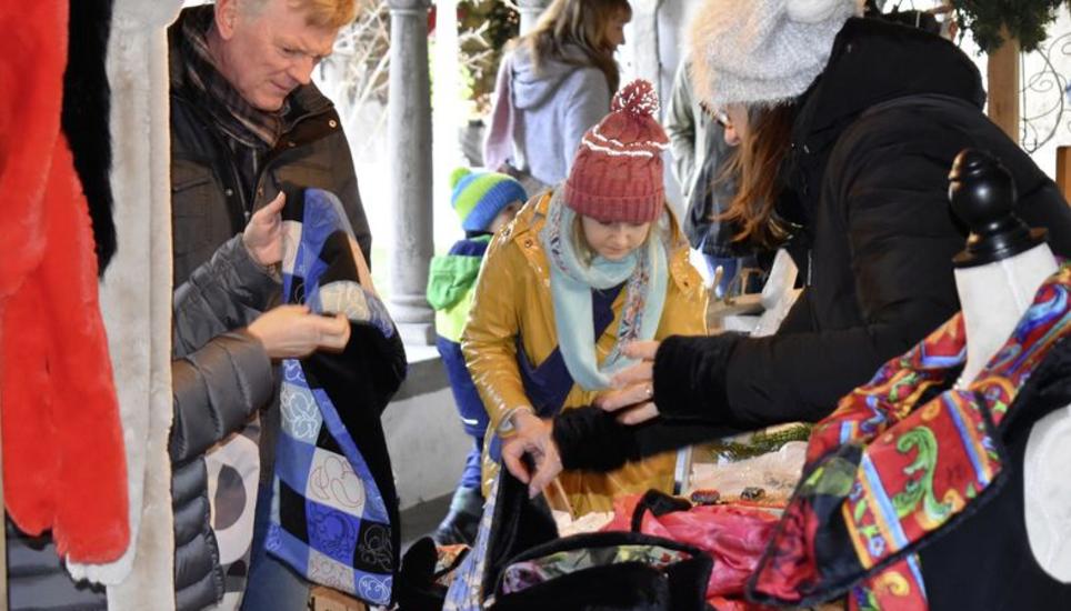 Die Aussteller am Weihnachtsmarkt 2019 im Kreuzgang des Klosters zu Allerheiligen präsentierten viel Handwerkskunst. Bild: Marc Lüthi